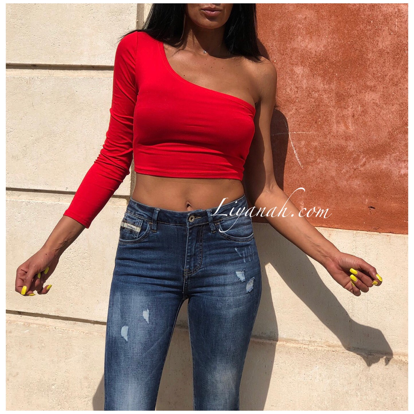 Crop top à manche unique Modèle MYRIS Blanc, Rouge, Beige ou Noir