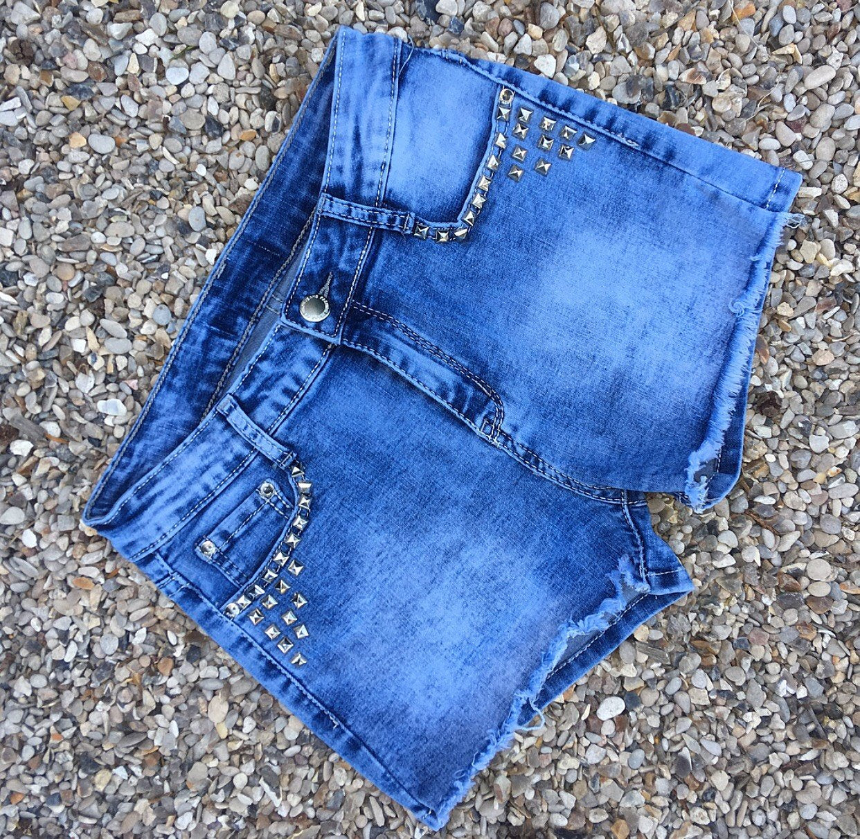 SHORT EN JEAN avec CLOUS