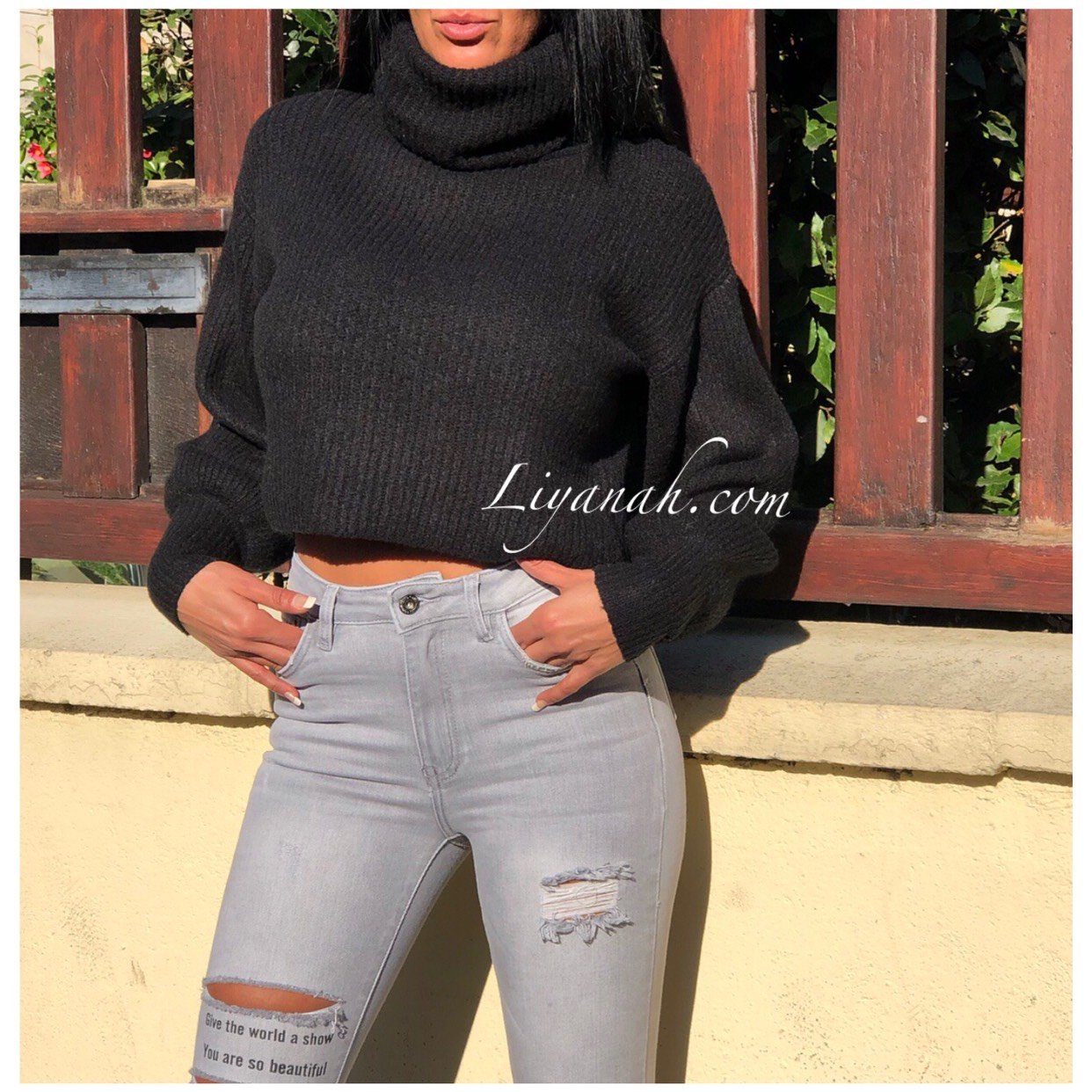 Pull Cropped Col Roulé Modèle KALARA NOIR