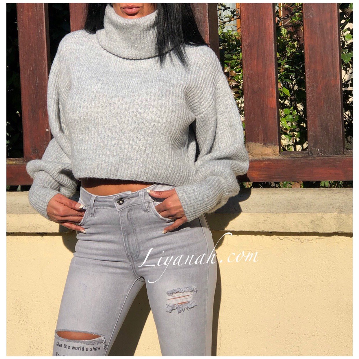 Pull Cropped Col Roulé Modèle KALARA GRIS