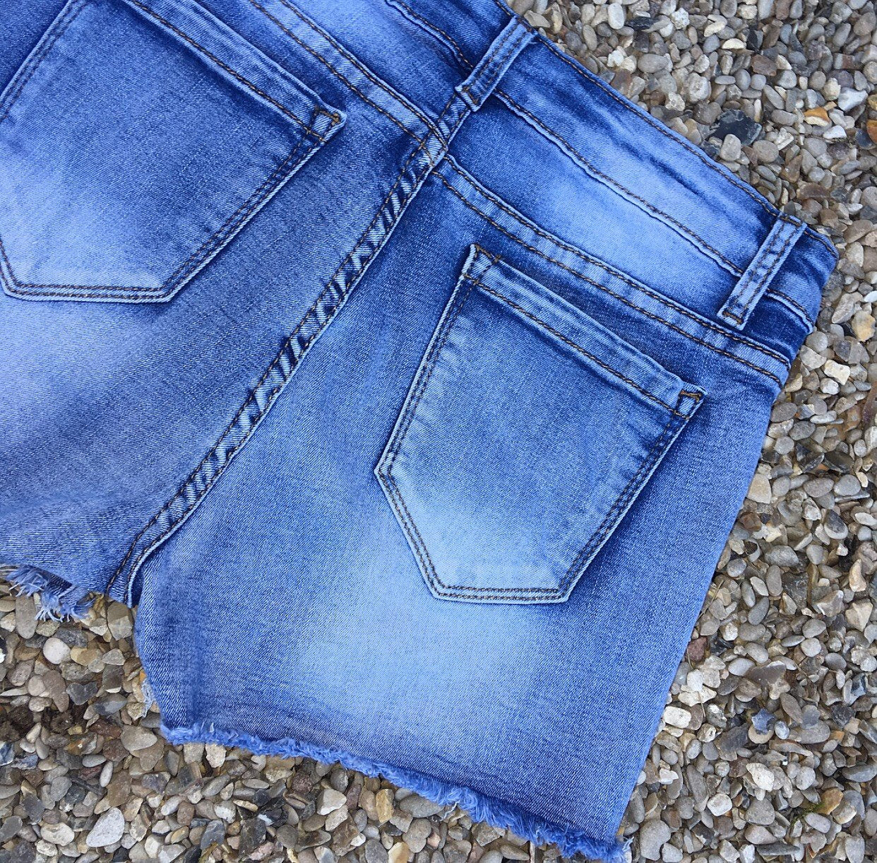 SHORT EN JEAN avec PERLES