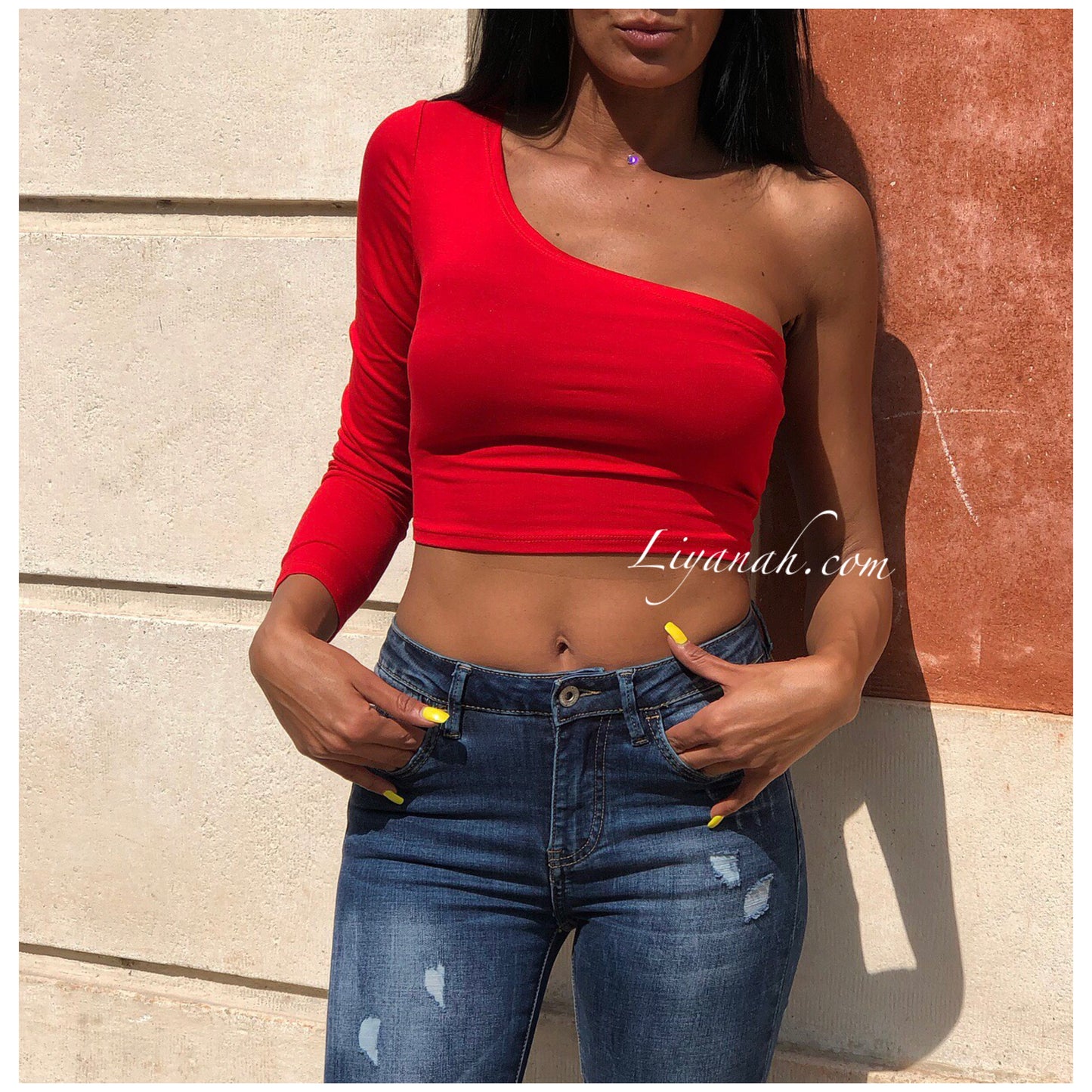 Crop top à manche unique Modèle MYRIS Blanc, Rouge, Beige ou Noir