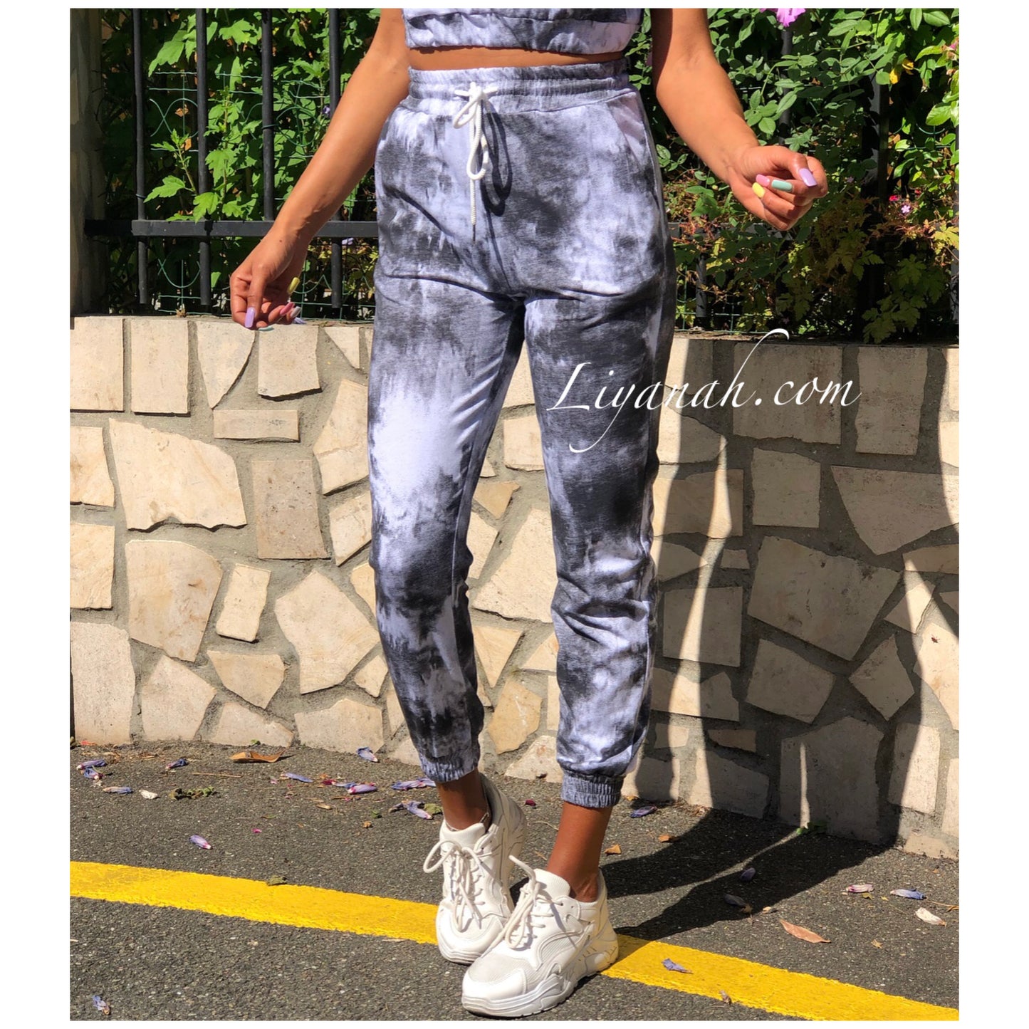 Ensemble Crop Top + Bas de jogging Modèle AMANA NOIR/BLANC