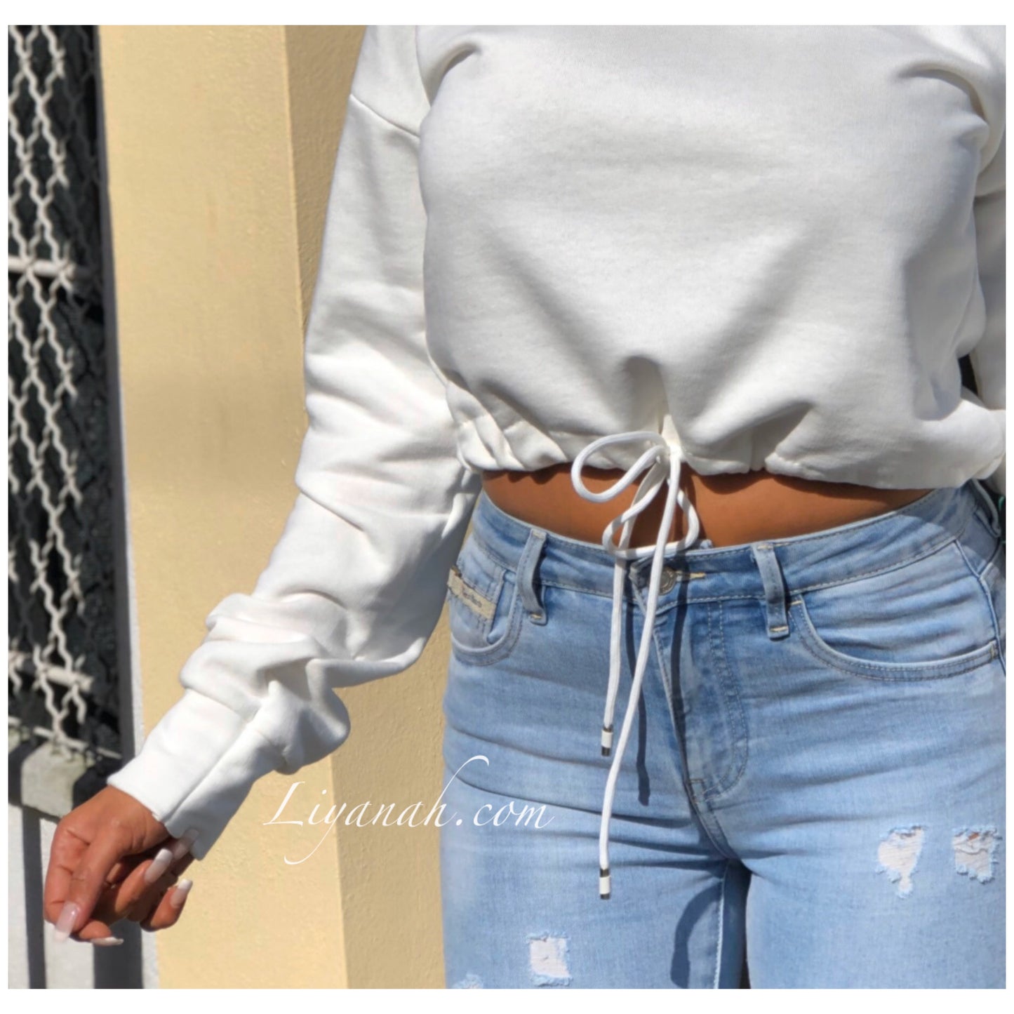 SWEAT Cropped à capuche Modèle EISHA BLANC