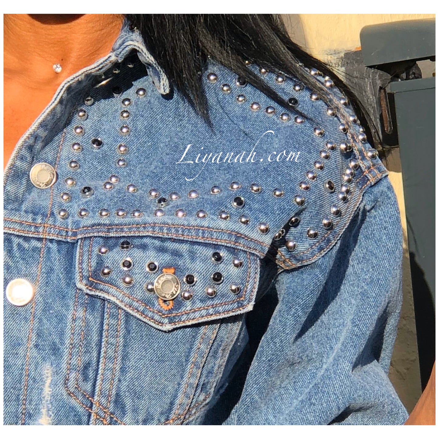 VESTE JEAN COURTE BLUE À CLOUS Modèle SANYARA