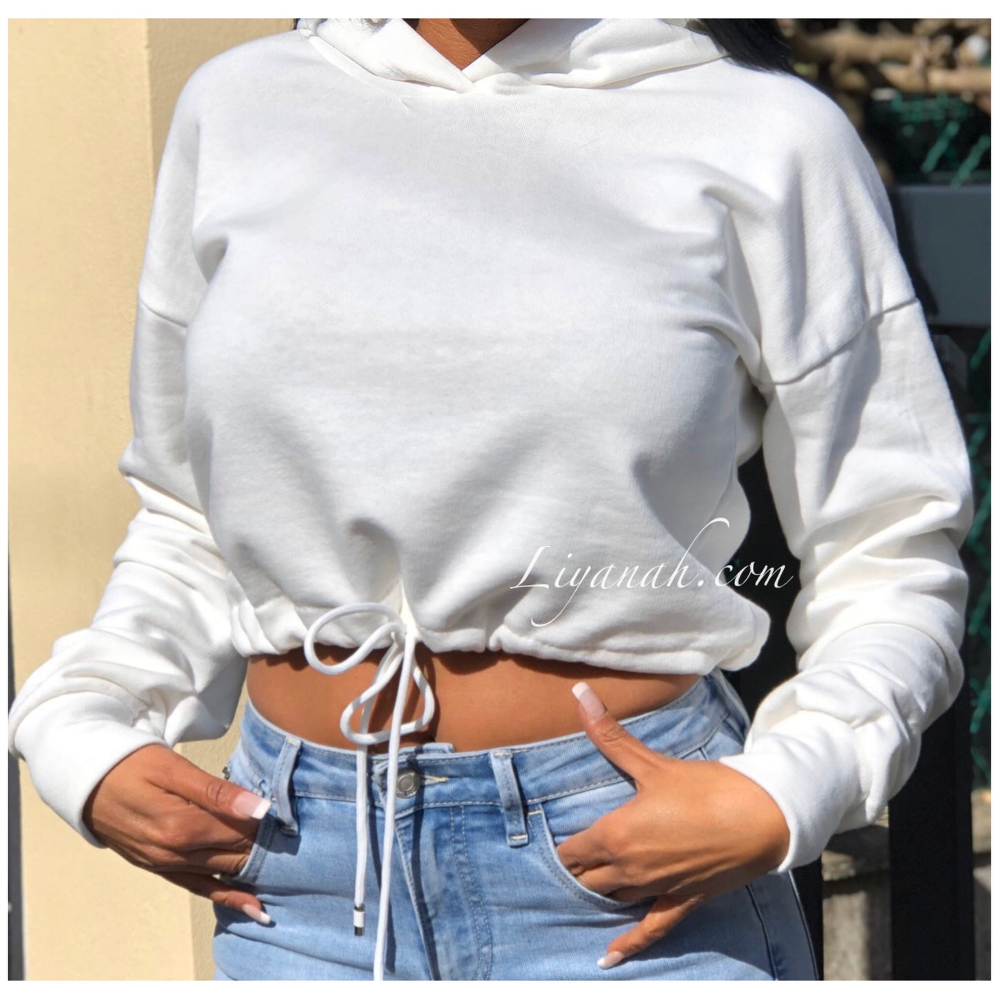 SWEAT Cropped à capuche Modèle EISHA BLANC