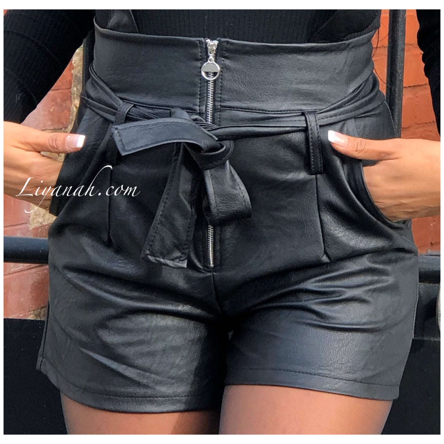 Short à bretelles Modèle AFIA NOIR