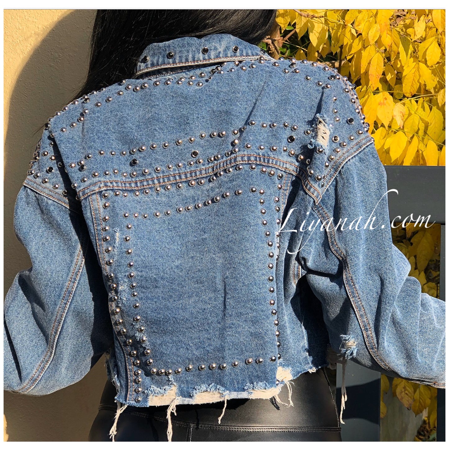 VESTE JEAN COURTE BLUE À CLOUS Modèle SANYARA