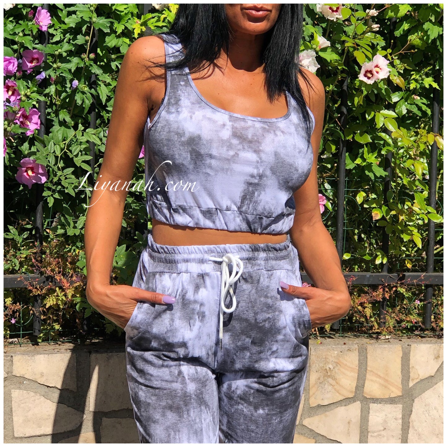 Ensemble Crop Top + Bas de jogging Modèle AMANA NOIR/BLANC