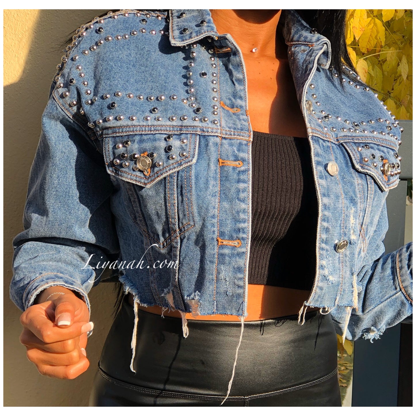 VESTE JEAN COURTE BLUE À CLOUS Modèle SANYARA