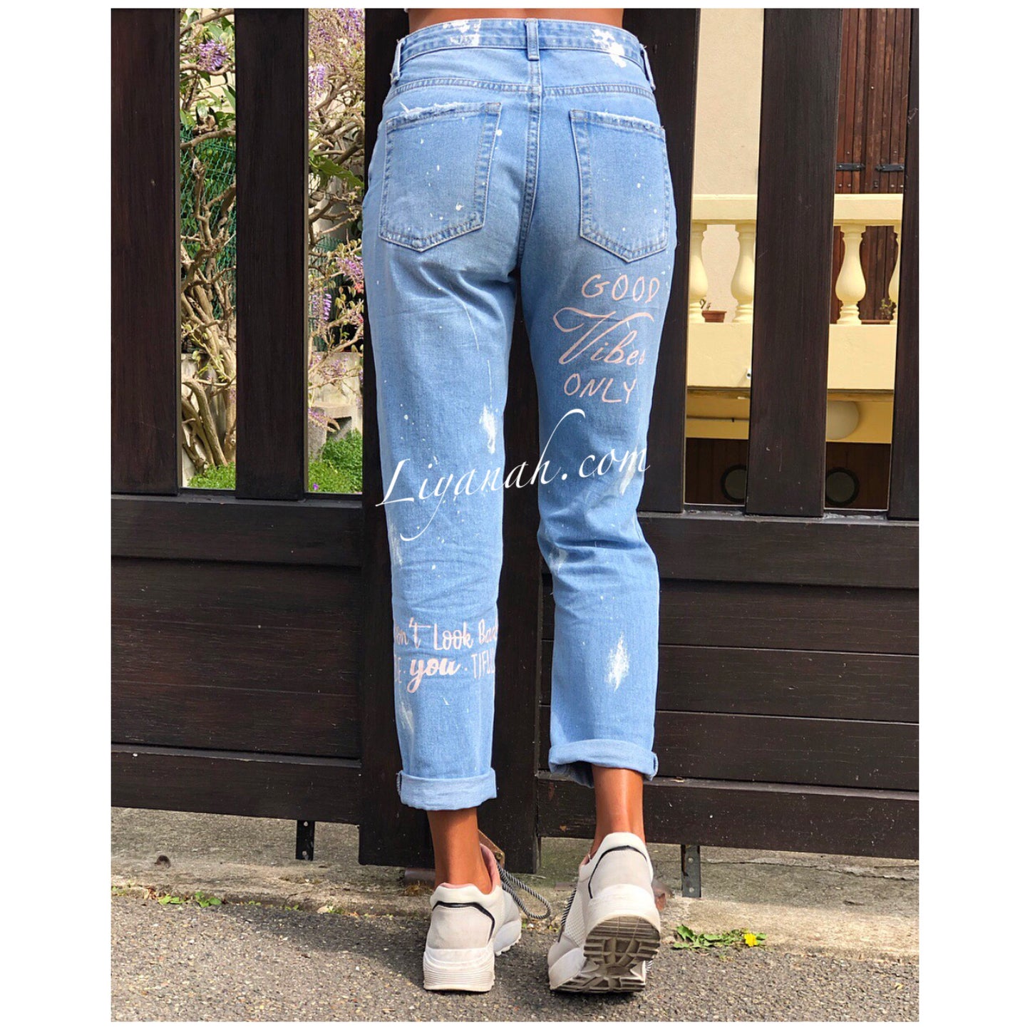 JEAN MOM BLUE DESTROY Taille Mi-Haute  Modèle LEKYA avec Écritures