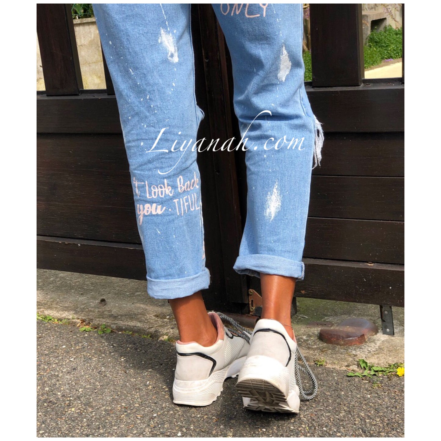 JEAN MOM BLUE DESTROY Taille Mi-Haute  Modèle LEKYA avec Écritures