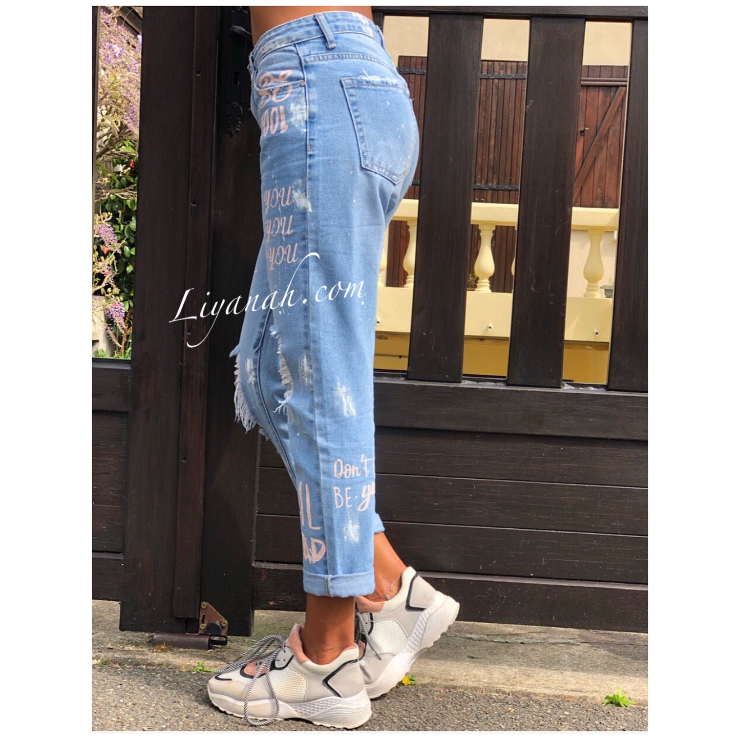 JEAN MOM BLUE DESTROY Taille Mi-Haute  Modèle LEKYA avec Écritures