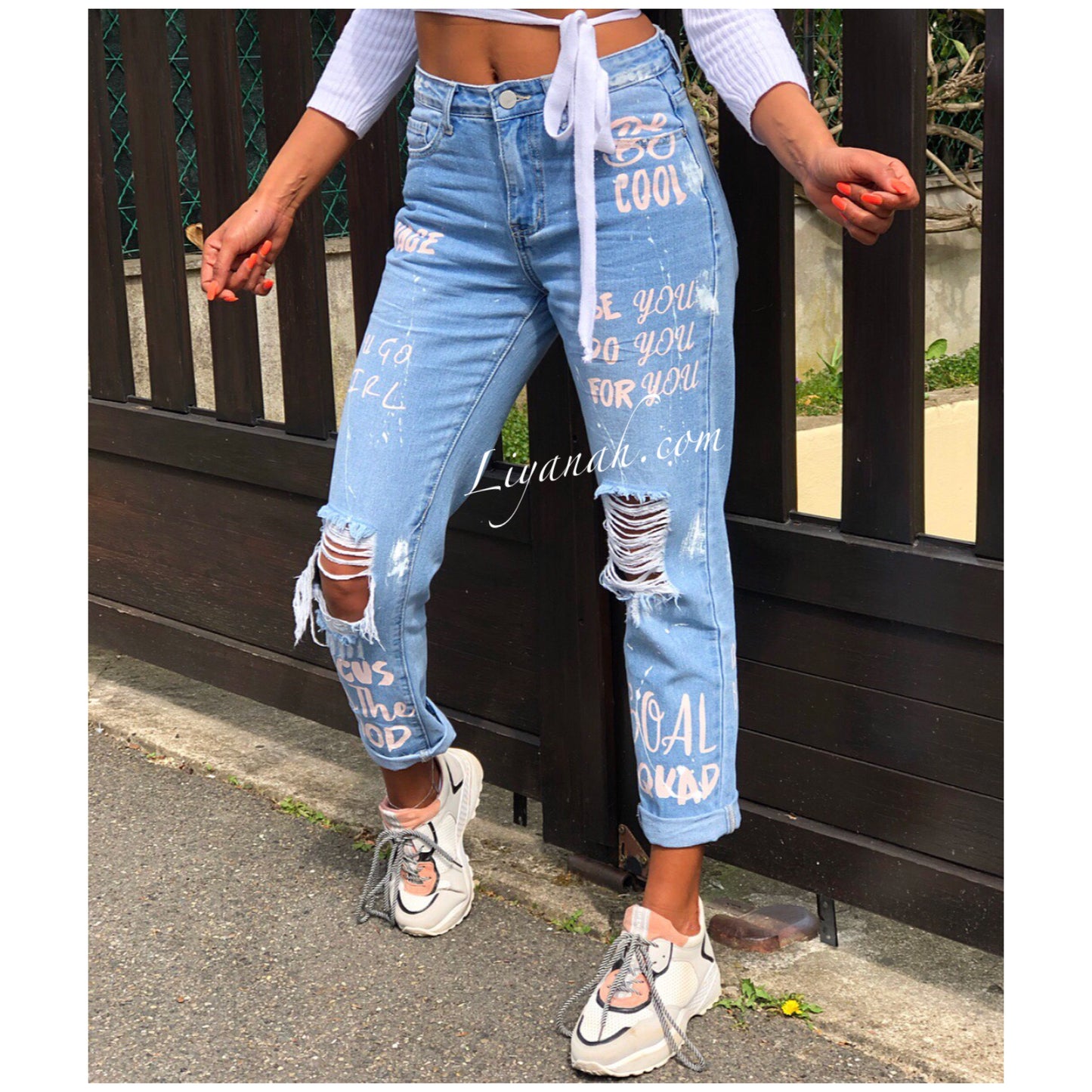 JEAN MOM BLUE DESTROY Taille Mi-Haute  Modèle LEKYA avec Écritures